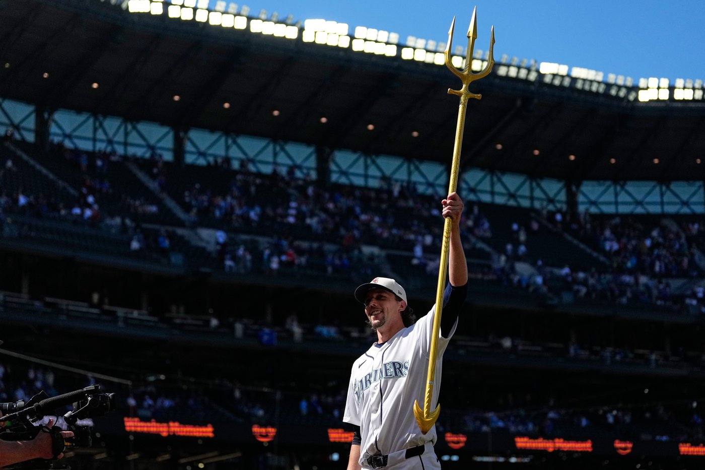 Mariners rout Blue Jays 11-0 behind Logan Gilbert's one-hit outing | iNFOnews.ca Mariners rout Blue Jays 11-0 behind Logan Gilbert's one-hit outing | iNFOnews.ca