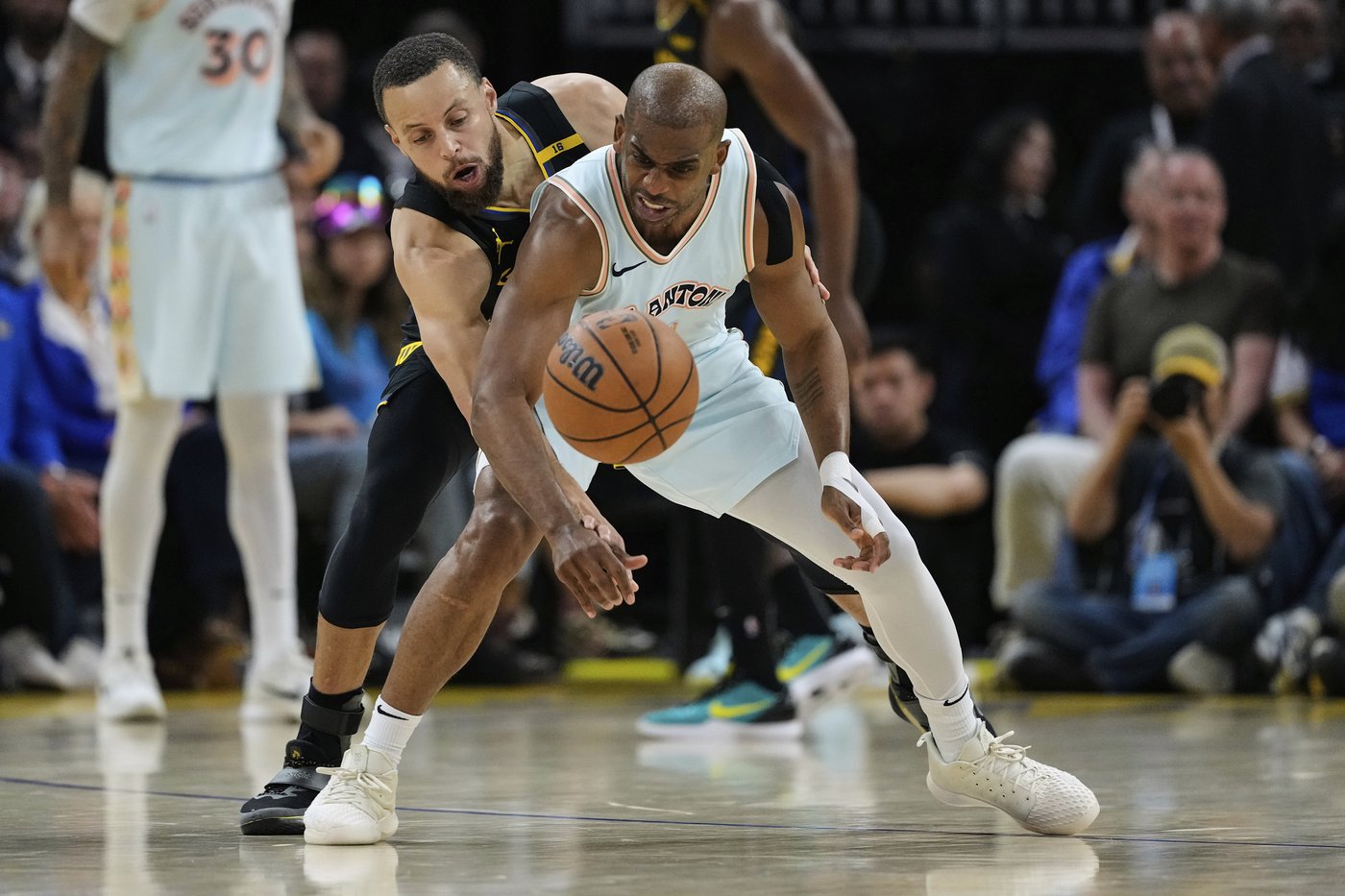 Harrison Barnes swishes 3-pointer at the buzzer as Spurs stun Warriors with 114-111 win | iNFOnews.ca Harrison Barnes swishes 3-pointer at the buzzer as Spurs stun Warriors with 114-111 win | iNFOnews.ca