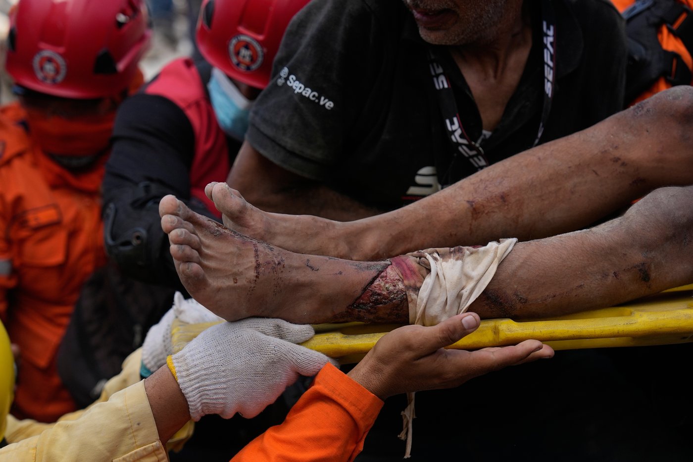 Photos show rescue efforts across earthquake-ravaged Venezuela | iNFOnews.ca