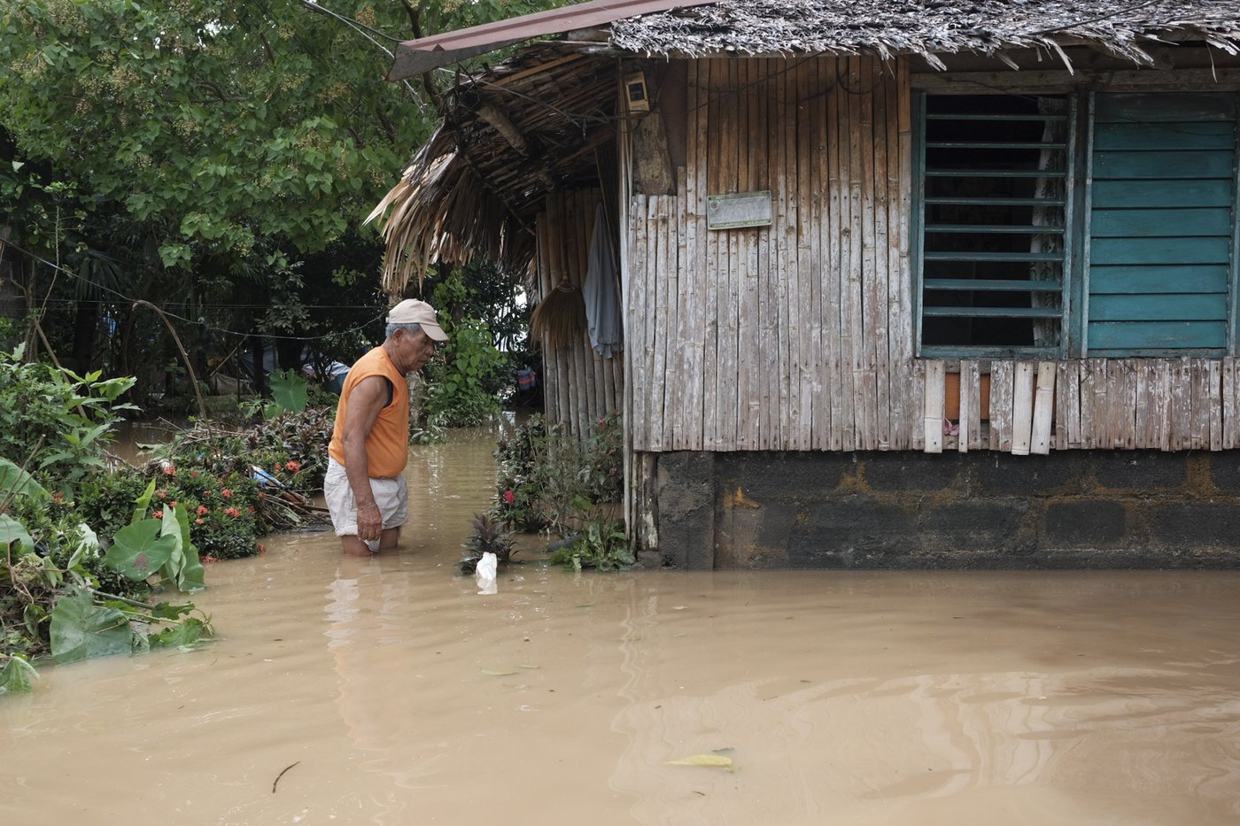 Floods in Philippines kill at least 9 and trap others on roofs as storm approaches | iNFOnews.ca
