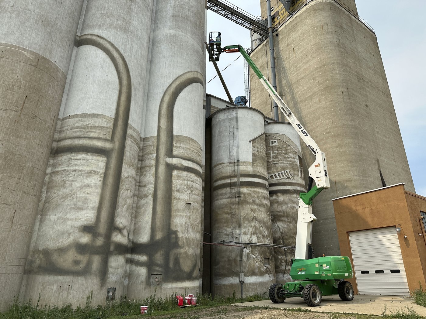 An Australian artist is painting huge murals on silos in the US Midwest | iNFOnews.ca
