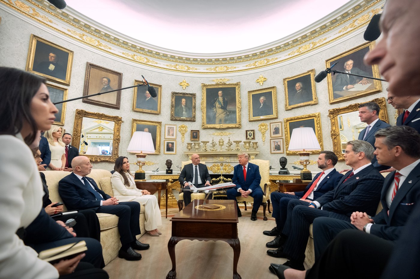 Trump says US-Lebanon flights can resume, pledges help for that country after meeting its president | iNFOnews.ca