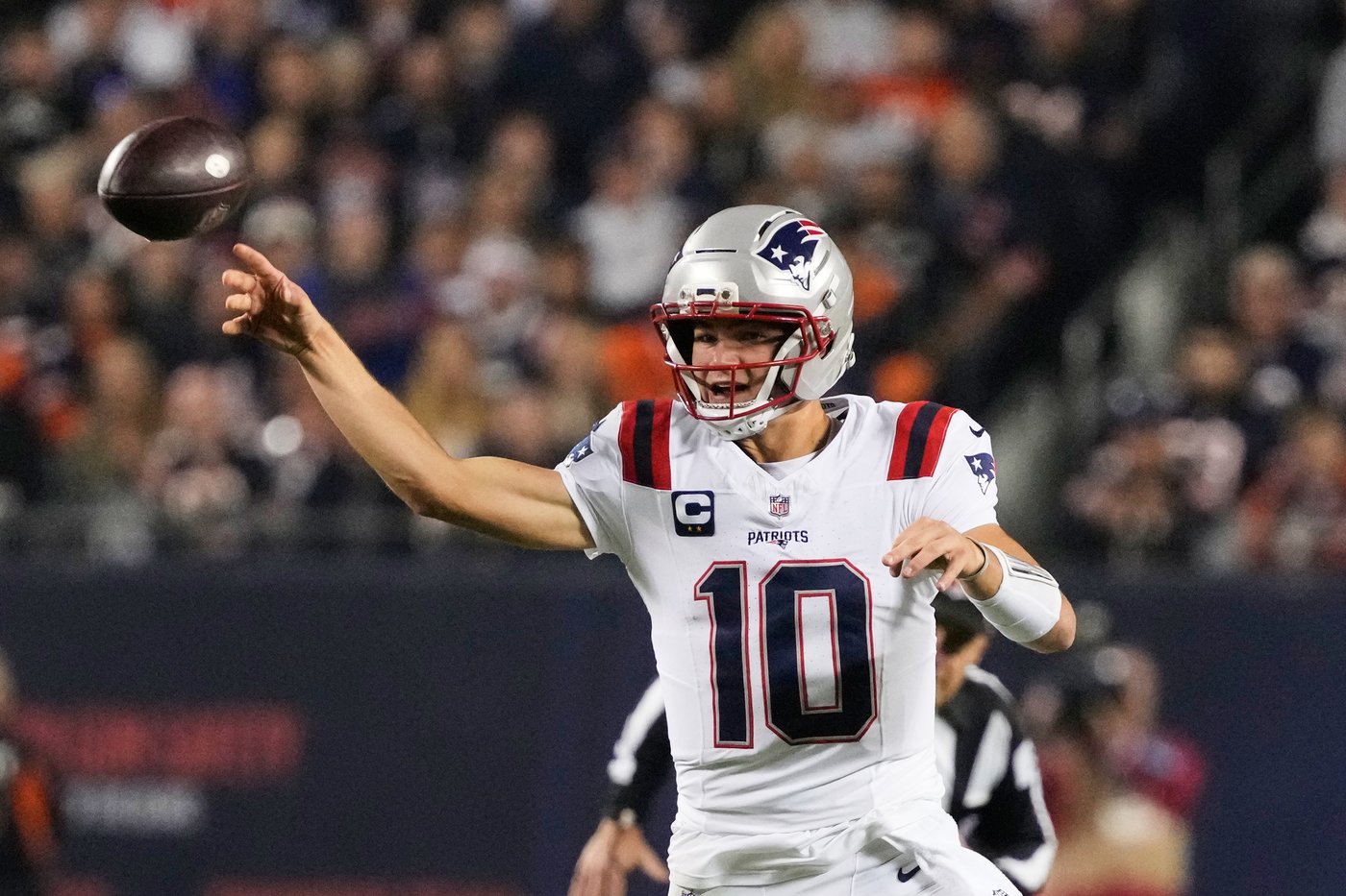 Caleb Williams throws 2 TD passes as the Bears beat Drake Maye and the Patriots 30-24 | iNFOnews.ca