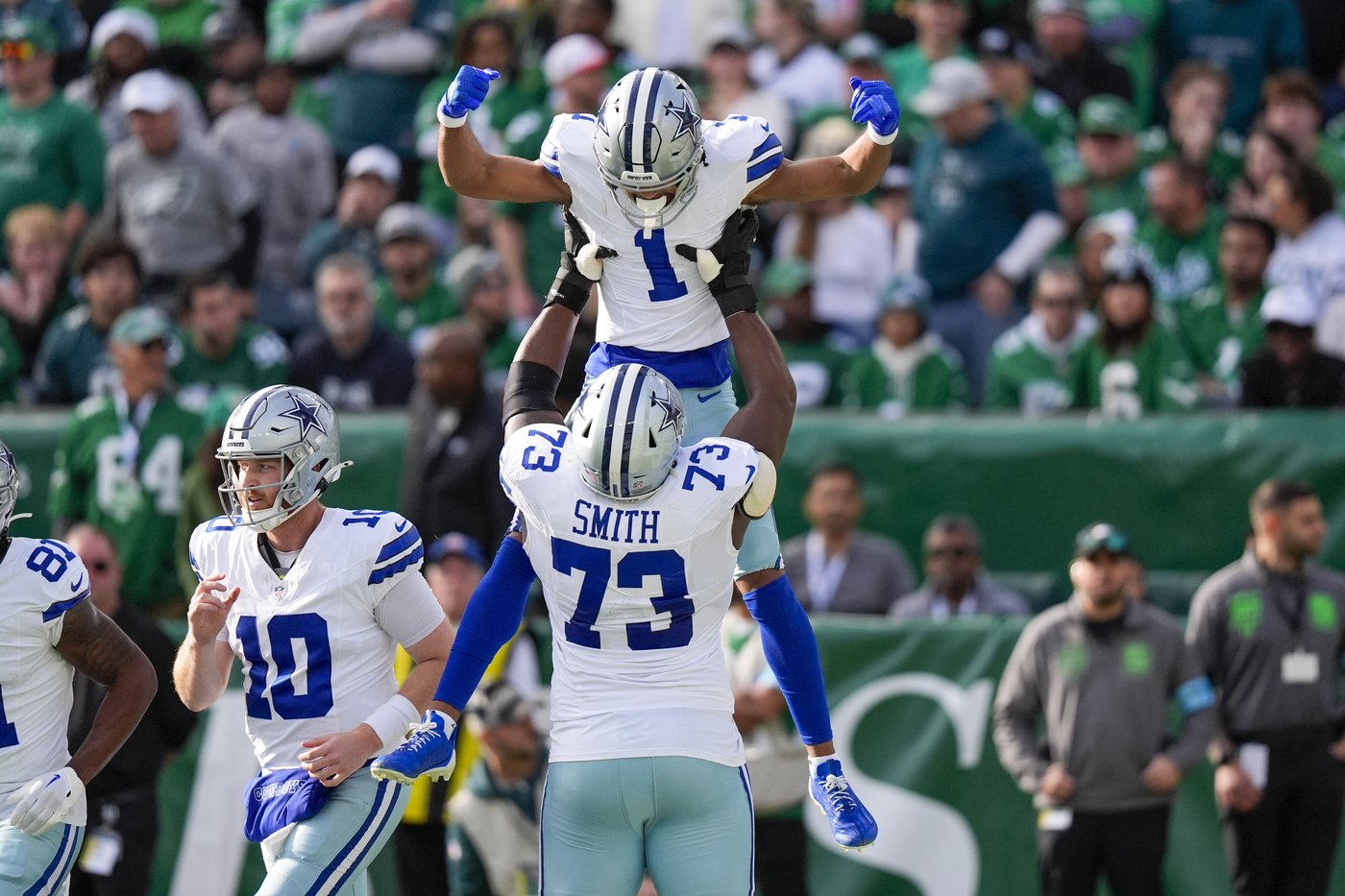 Cowboys roughed up by Eagles and Jerry Jones catches grief from Philly fans | iNFOnews.ca