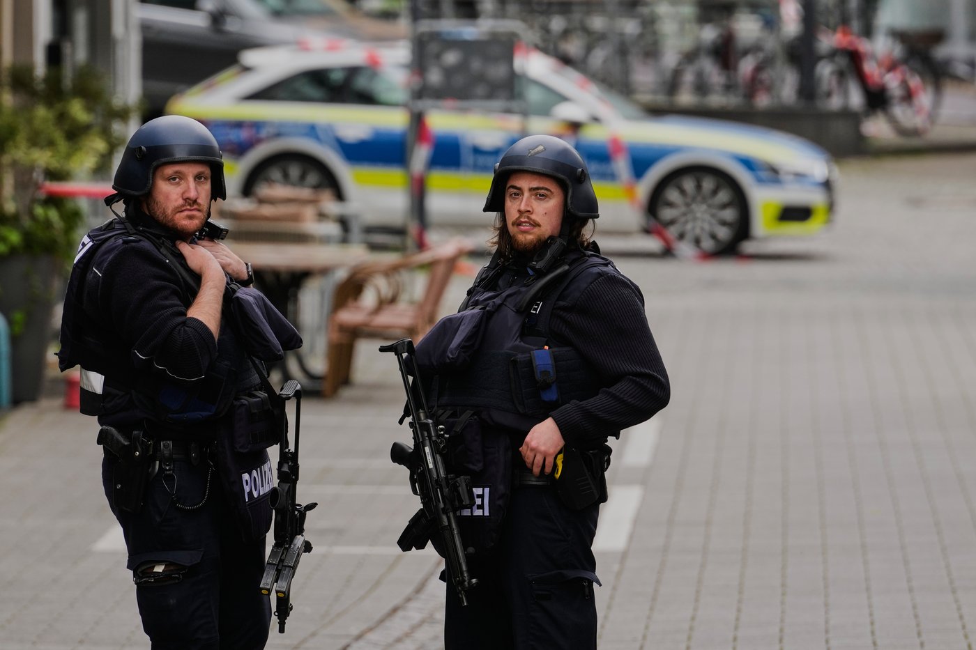 Police free 2 people after hostage alarm at German bank but find no perpetrators | iNFOnews.ca