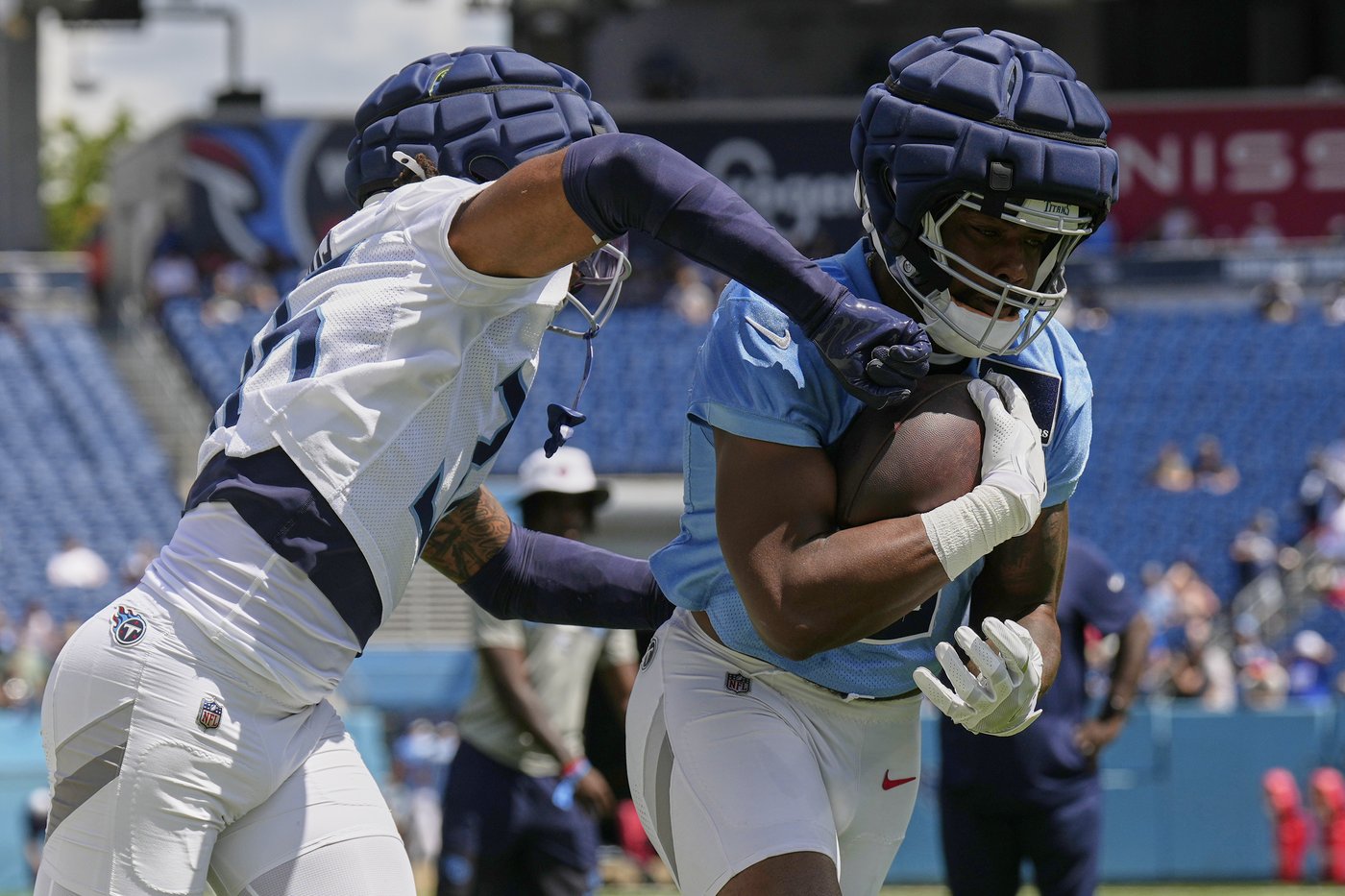 Titans' Treylon Burks suffers right shoulder injury during diving catch | iNFOnews.ca