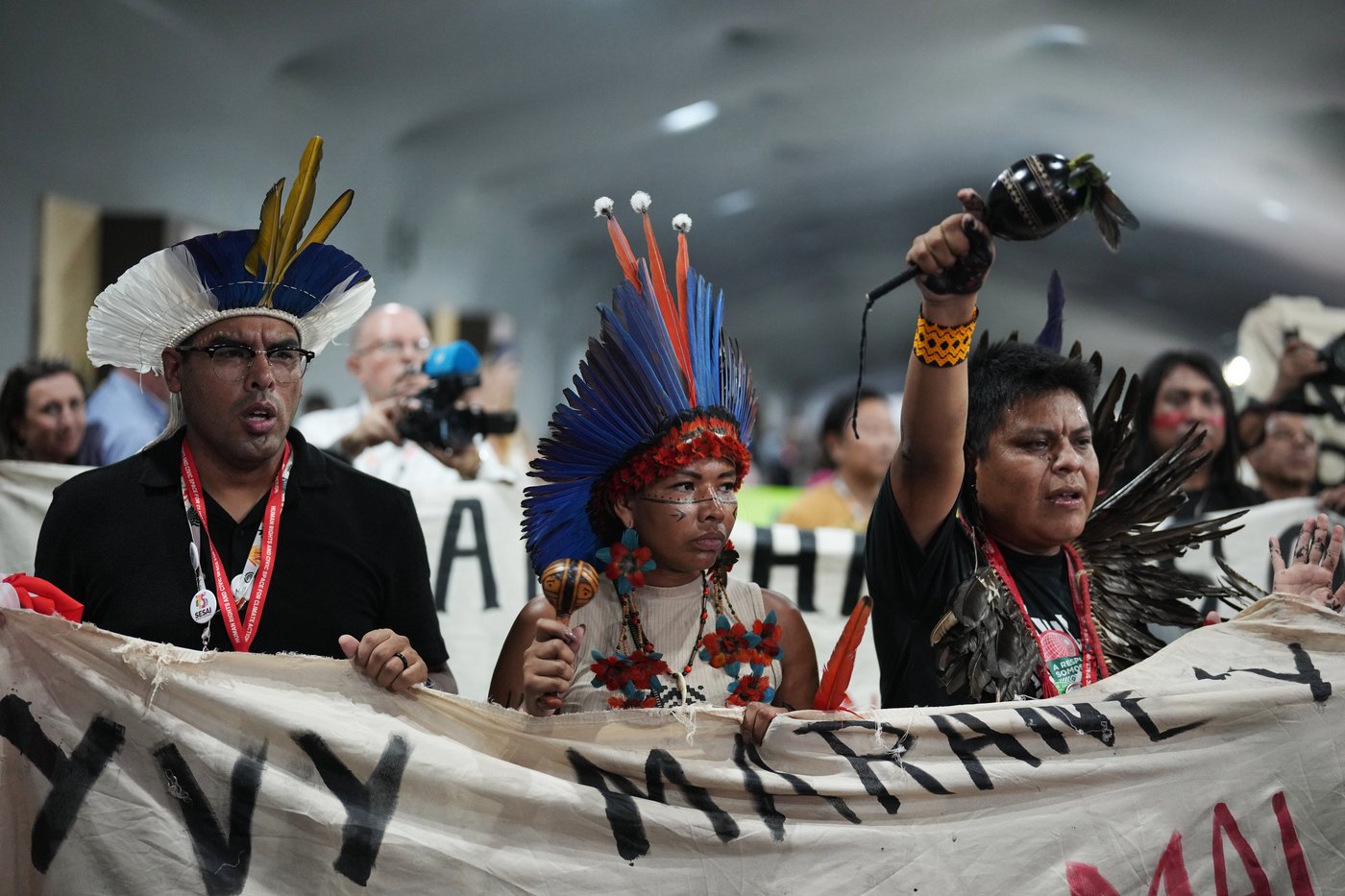 Dispute over fossil fuel phaseout upsets UN climate talks, and overtime looks likely | iNFOnews.ca