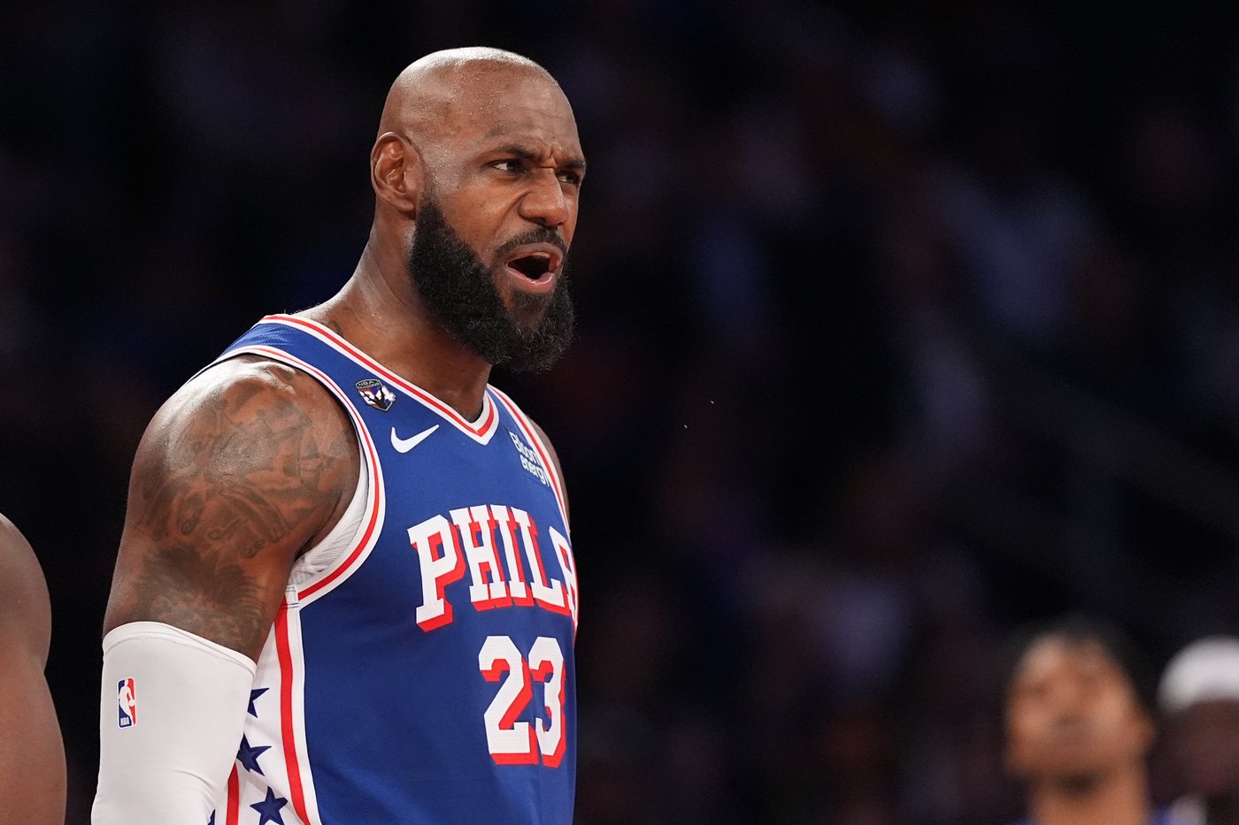 LeBron James talks smack with Knicks fans, drops 14 points in victorious 76ers debut | iNFOnews.ca LeBron James talks smack with Knicks fans, drops 14 points in victorious 76ers debut | iNFOnews.ca