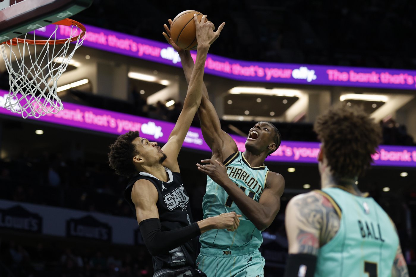 Hornets end 6-game losing streak with 117-116 win over Spurs | iNFOnews.ca Hornets end 6-game losing streak with 117-116 win over Spurs | iNFOnews.ca