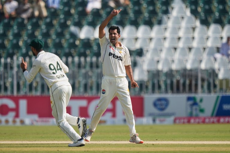 South Africa lower order frustrates Pakistan after 38-year-old Afridi takes historic 5-wicket haul | iNFOnews.ca