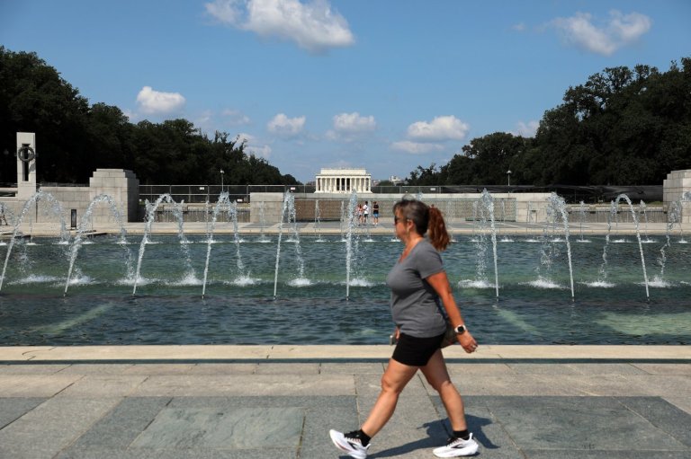 World War II Memorial in DC vandalized with bubbles, graffiti | iNFOnews.ca