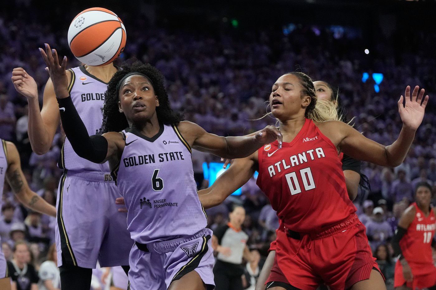Gabby Williams scores 26 points, sends Valkyries to 68-64 Game 1 win in defensive WNBA Finals opener | iNFOnews.ca