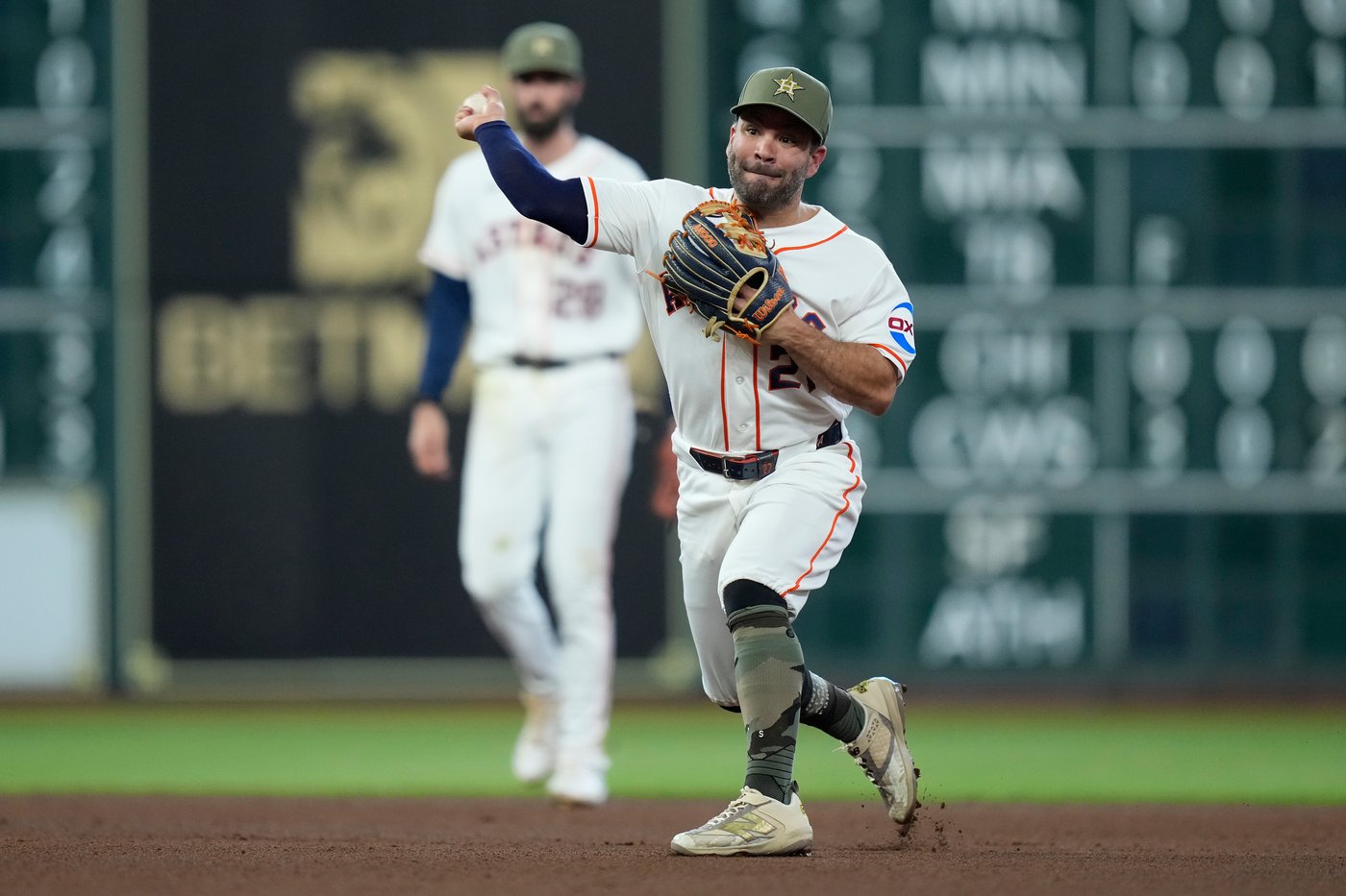 Astros' Jose Altuve set for MRI after awkward swing leaves him with left side soreness | iNFOnews.ca