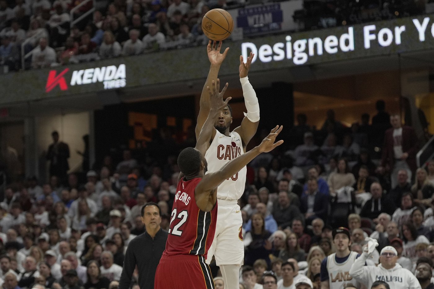 Mitchell, Jerome help Cavaliers rout Heat 121-100 in Game 1 of 1st-round series | iNFOnews.ca