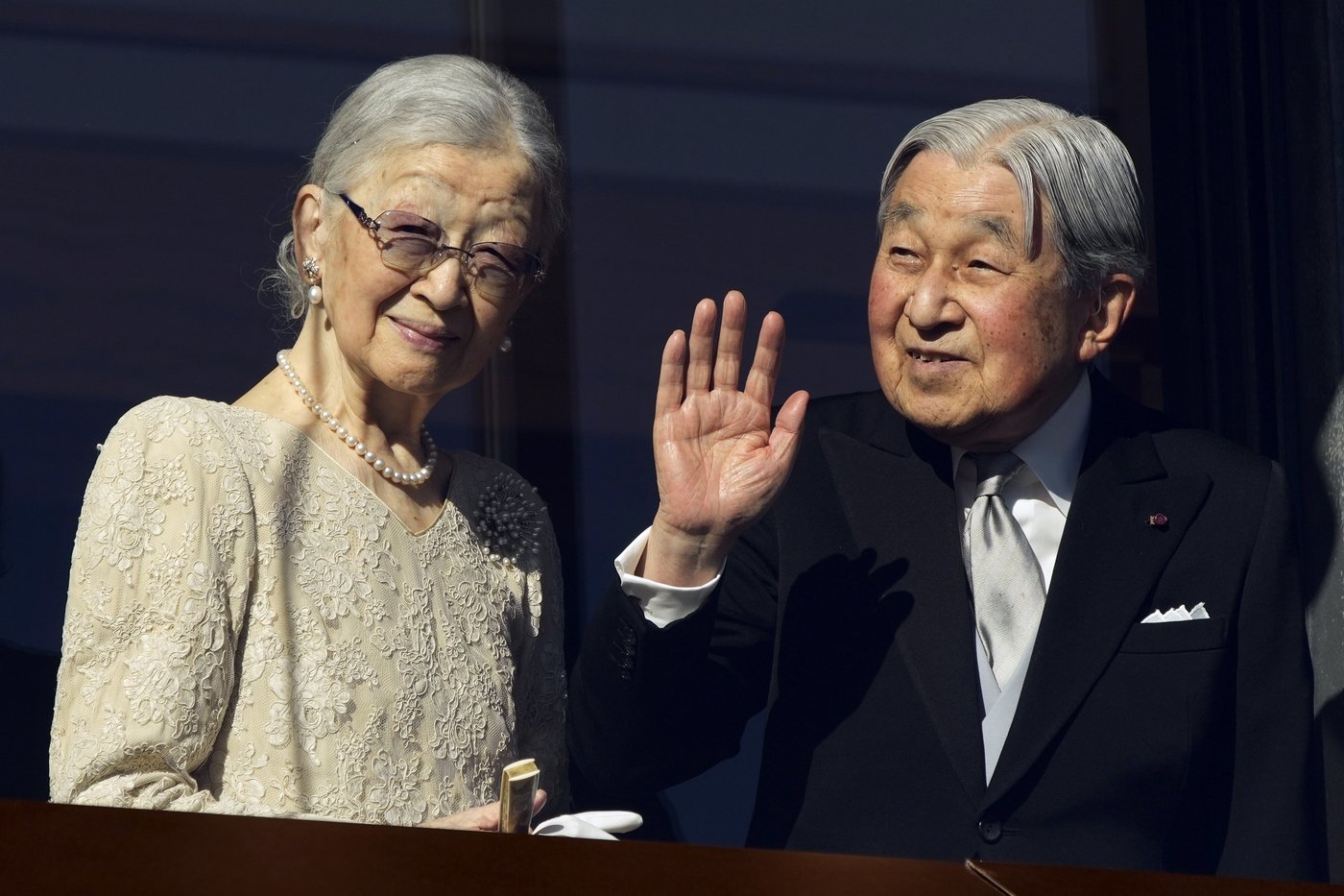 Japanese emperor and his family greet flag-waving crowd at the palace for New Year's | iNFOnews.ca