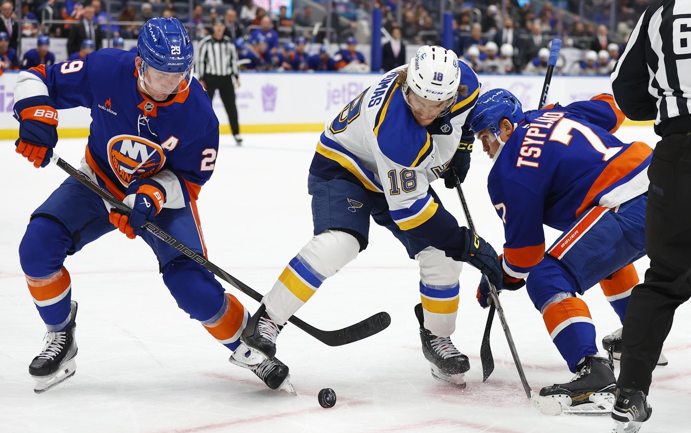 Palmieri, Nelson lead Islanders to 3-1 win over Blues to end three-game skid | iNFOnews.ca
