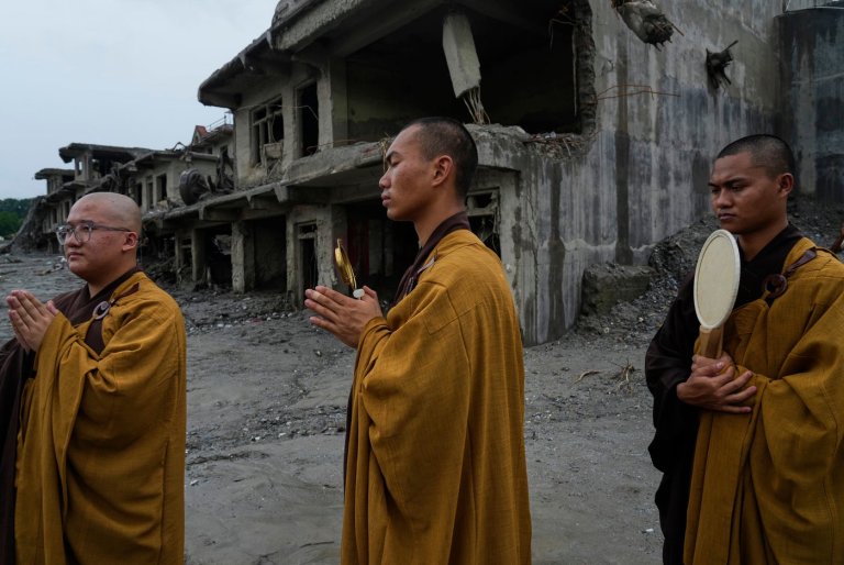 Nepal holds a day of mourning after floods kill 1,300 | iNFOnews.ca
