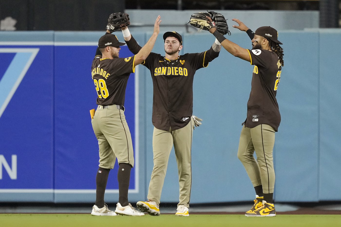 Dodger Stadium fans toss balls and trash on field, interrupt Padres' 10-2 win that evens NLDS | iNFOnews.ca Dodger Stadium fans toss balls and trash on field, interrupt Padres' 10-2 win that evens NLDS | iNFOnews.ca