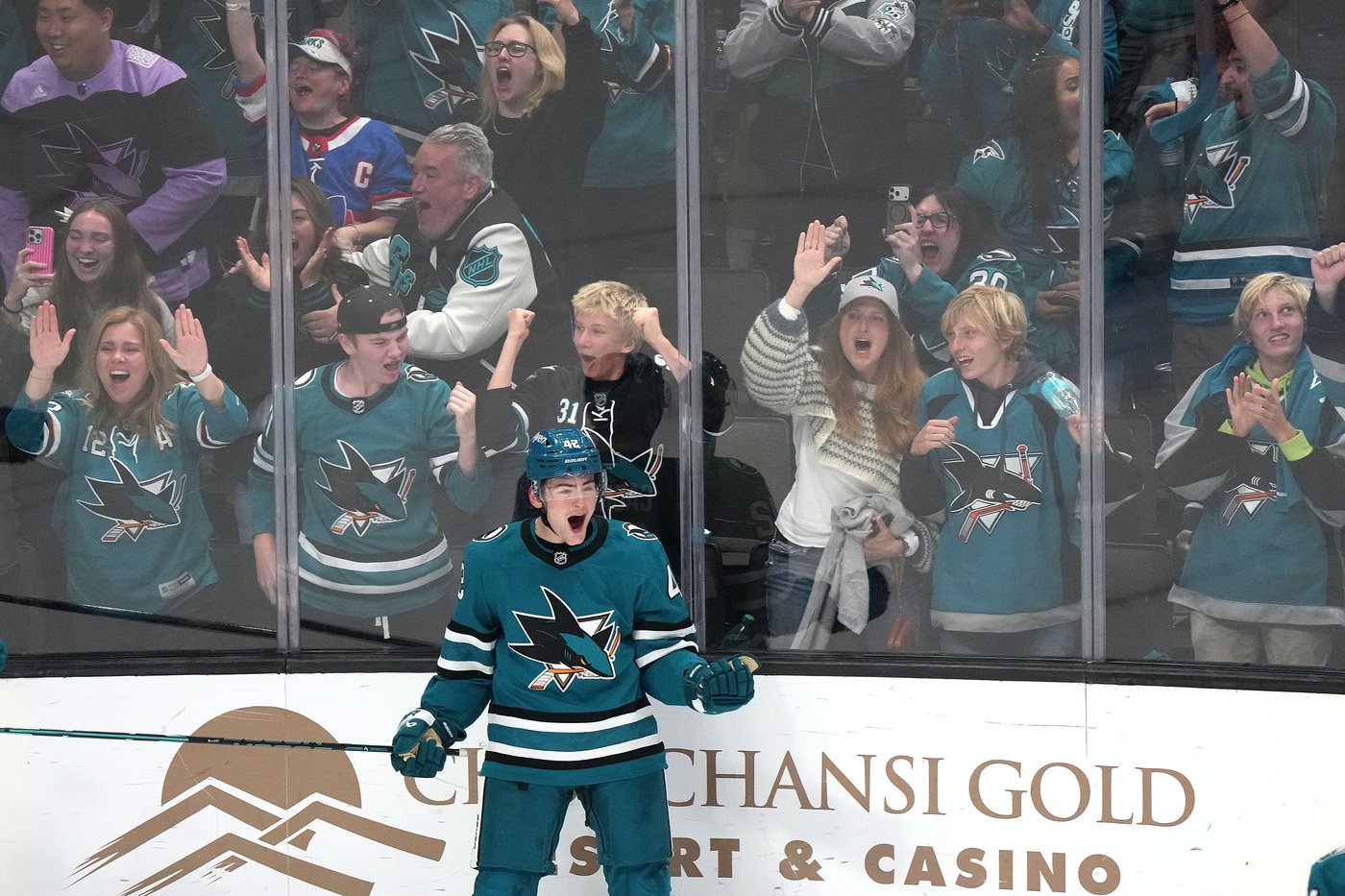 Luca Cagnoni scores in OT in the Sharks' season-opening victory over the Panthers | iNFOnews.ca