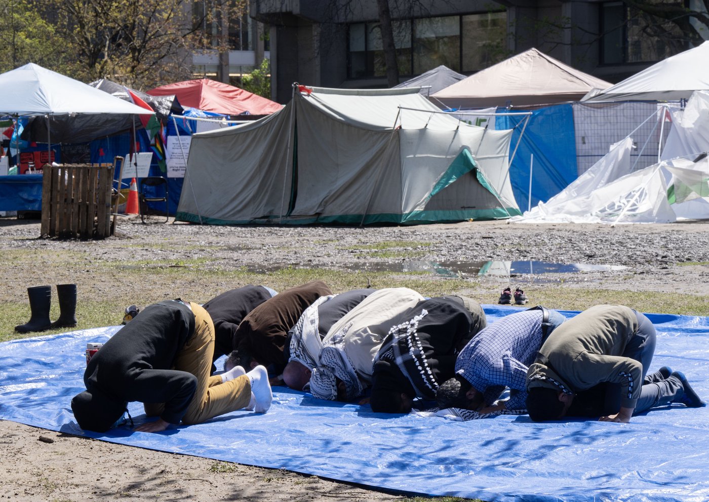 Quebecers have strongest opinions against public prayer, Leger poll suggests | iNFOnews.ca Quebecers have strongest opinions against public prayer, Leger poll suggests | iNFOnews.ca