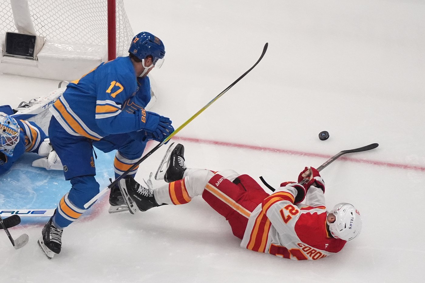 Walker, Binnington lead Blues to 3-2 win over struggling Flames | iNFOnews.ca Walker, Binnington lead Blues to 3-2 win over struggling Flames | iNFOnews.ca