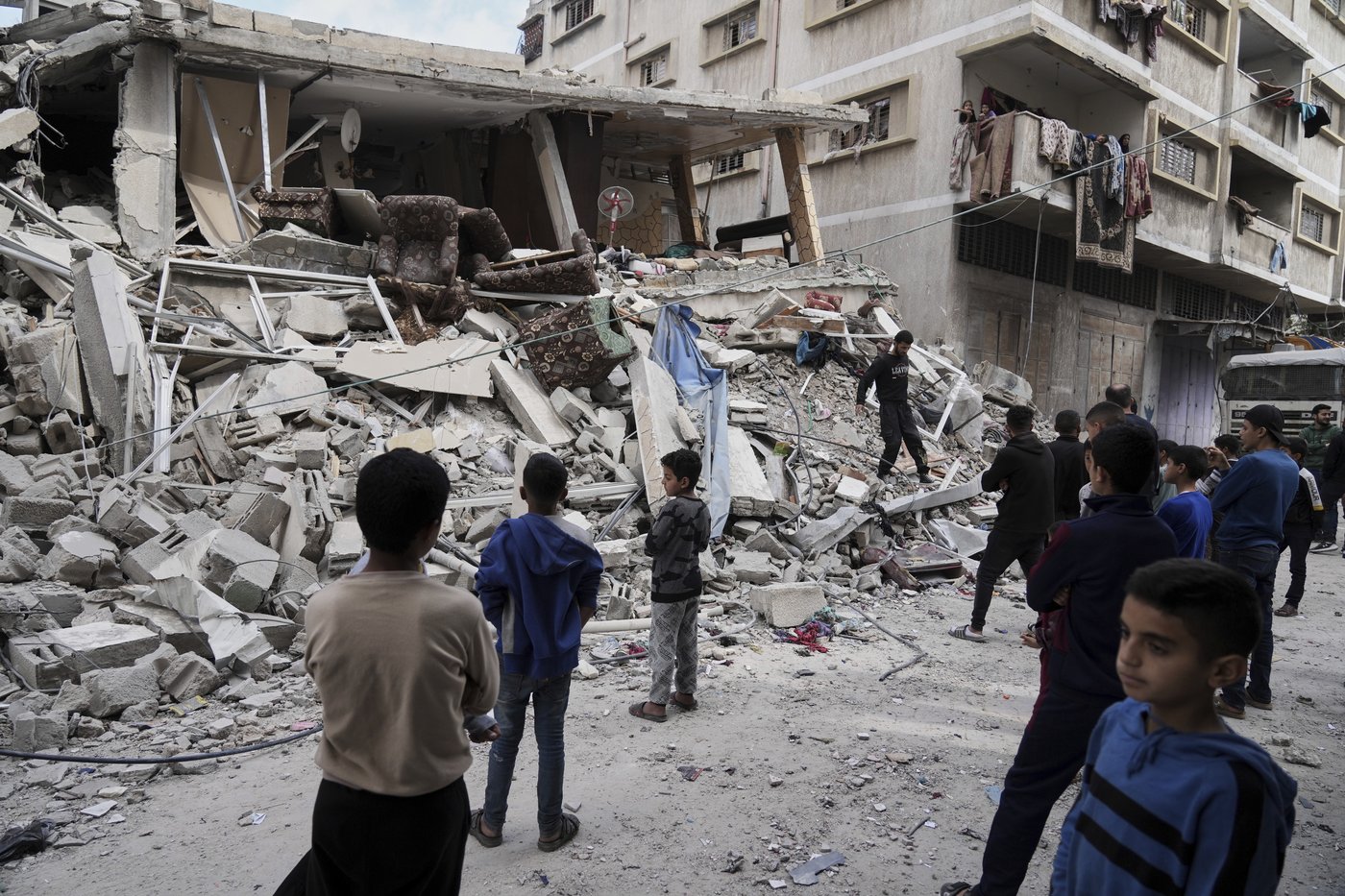 Israeli airstrike kills 10 people, half of them children, as mediators try to restart a ceasefire | iNFOnews.ca