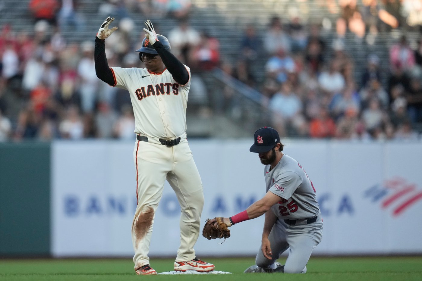 Shay Whitcomb chops a single in 11th for 1st career game-ending RBI as Giants beat Cardinals 5-4 | iNFOnews.ca