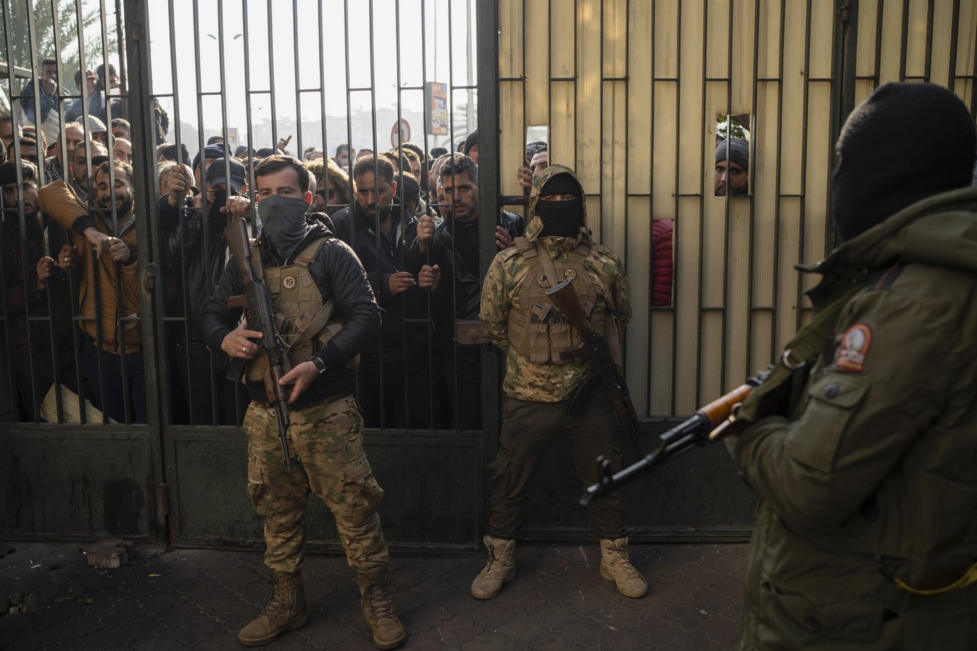 Syrian soldiers distance themselves from Assad in return for promised amnesty | iNFOnews.ca Syrian soldiers distance themselves from Assad in return for promised amnesty | iNFOnews.ca