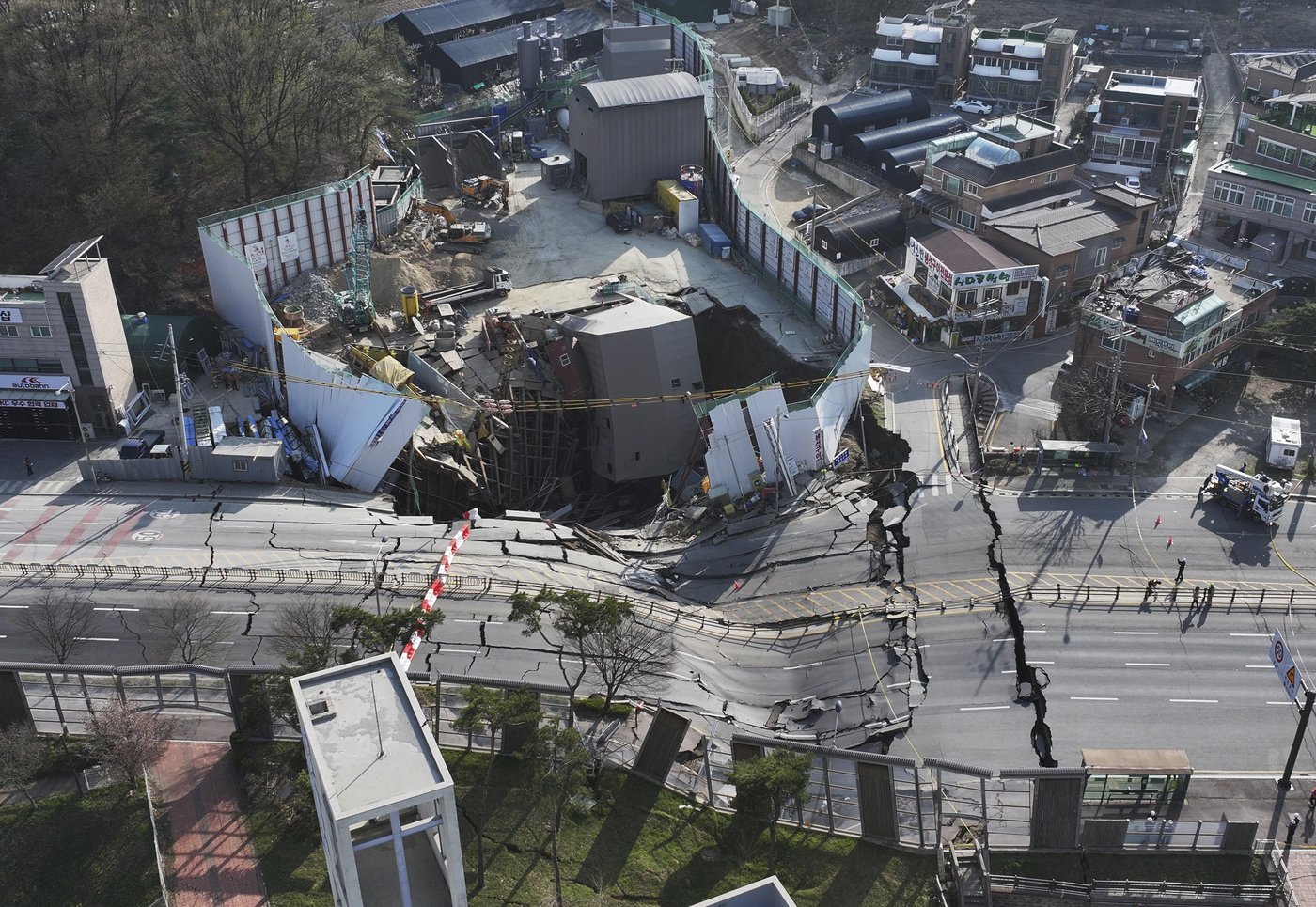 Worker rescued from collapsed subway construction site in South Korea | iNFOnews.ca