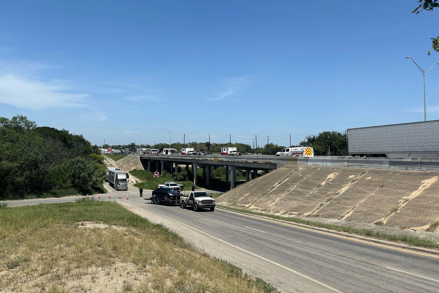 Police: 4 dead in a San Antonio crash involving a bus and a stolen vehicle | iNFOnews.ca Police: 4 dead in a San Antonio crash involving a bus and a stolen vehicle | iNFOnews.ca