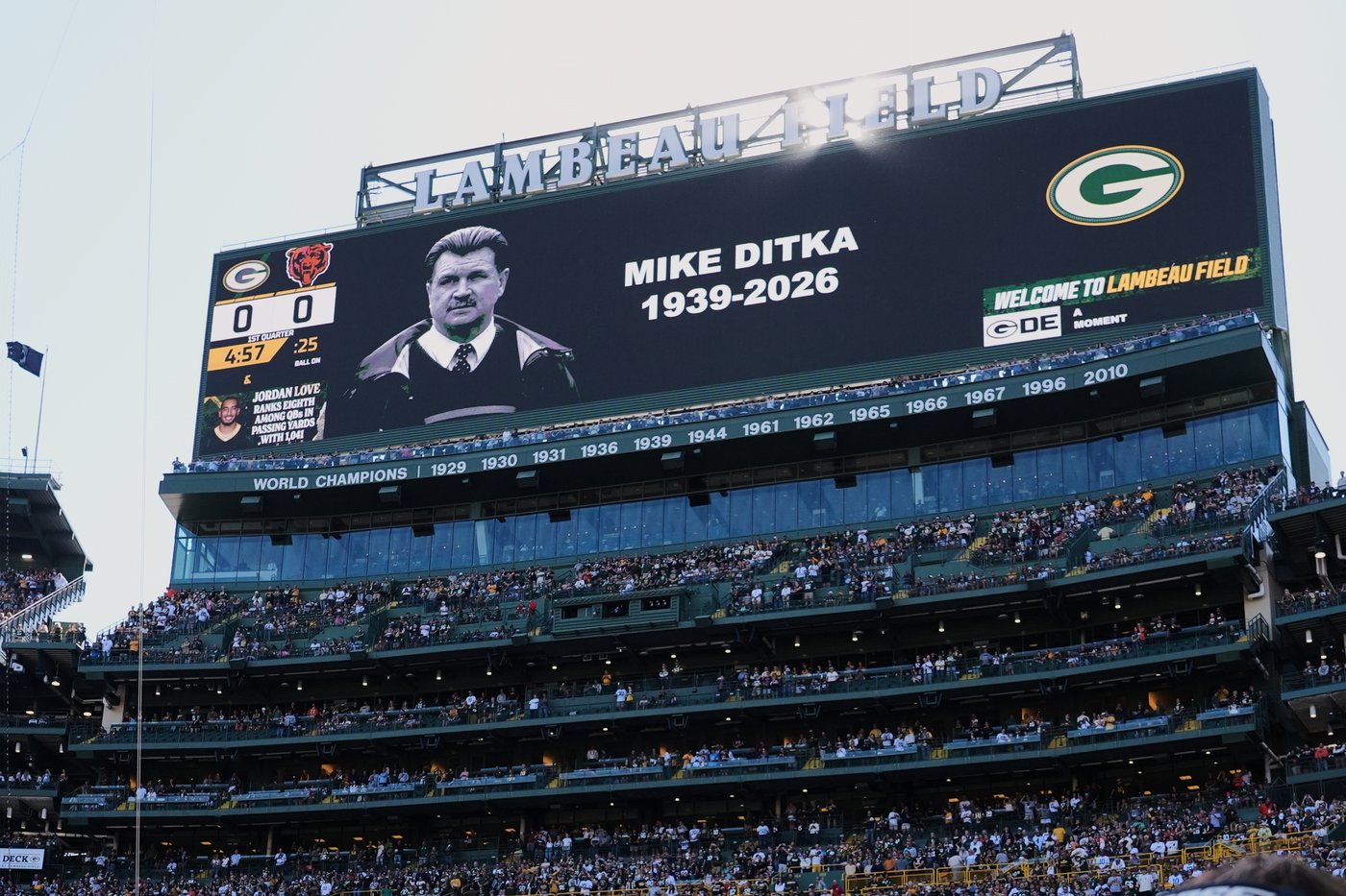 Bears-Packers game features tributes to Mike Ditka on the field and in the stands | iNFOnews.ca
