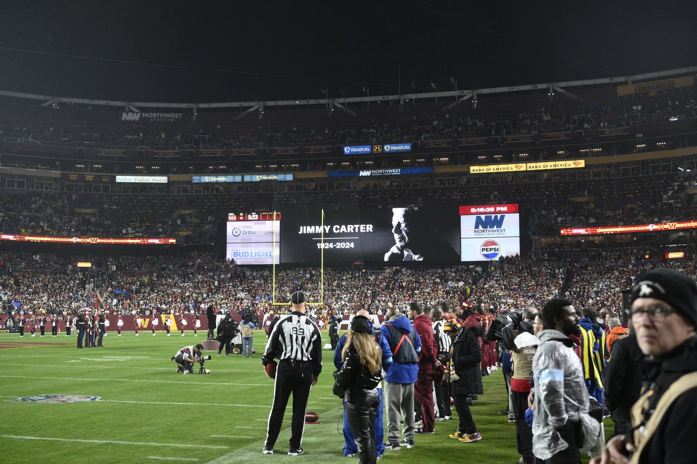 Moment of silence for former President Jimmy Carter held before the Falcons-Commanders game | iNFOnews.ca