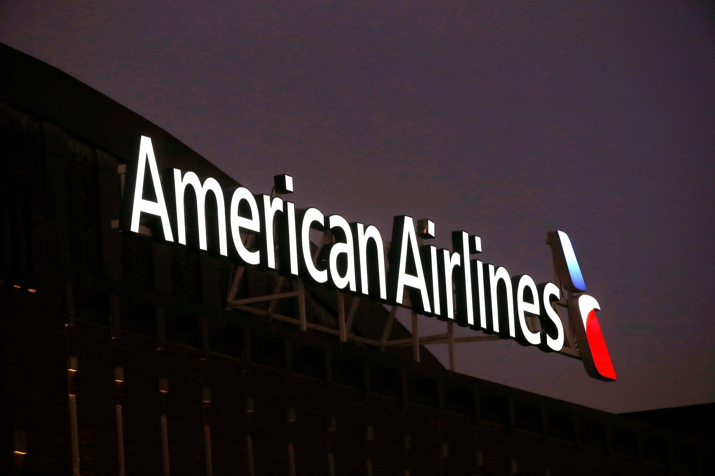 Suspected stowaway is found dead in plane's landing gear at a North Carolina airport | iNFOnews.ca