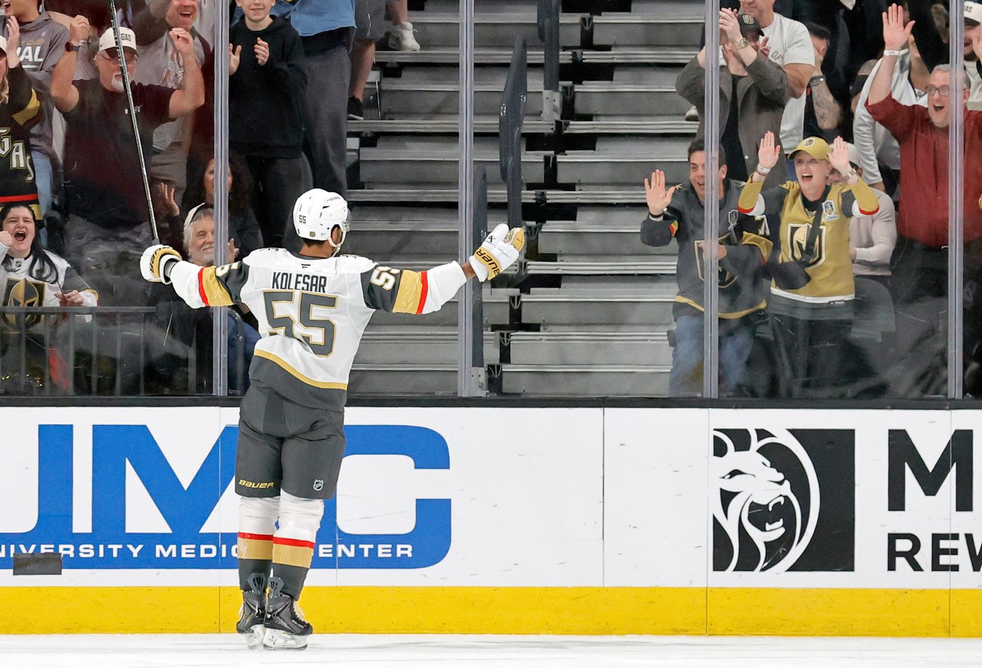 Dorofeyev powers Golden Knights past Blackhawks 4-0 as Hill ends shutout drought | iNFOnews.ca Dorofeyev powers Golden Knights past Blackhawks 4-0 as Hill ends shutout drought | iNFOnews.ca