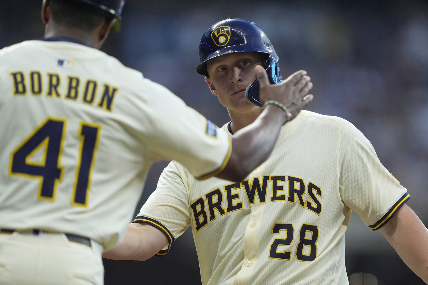 Andrew Vaughn hits grand slam, drives in 6 runs as NL Central-leading Brewers defeat Cubs 9-3 | iNFOnews.ca