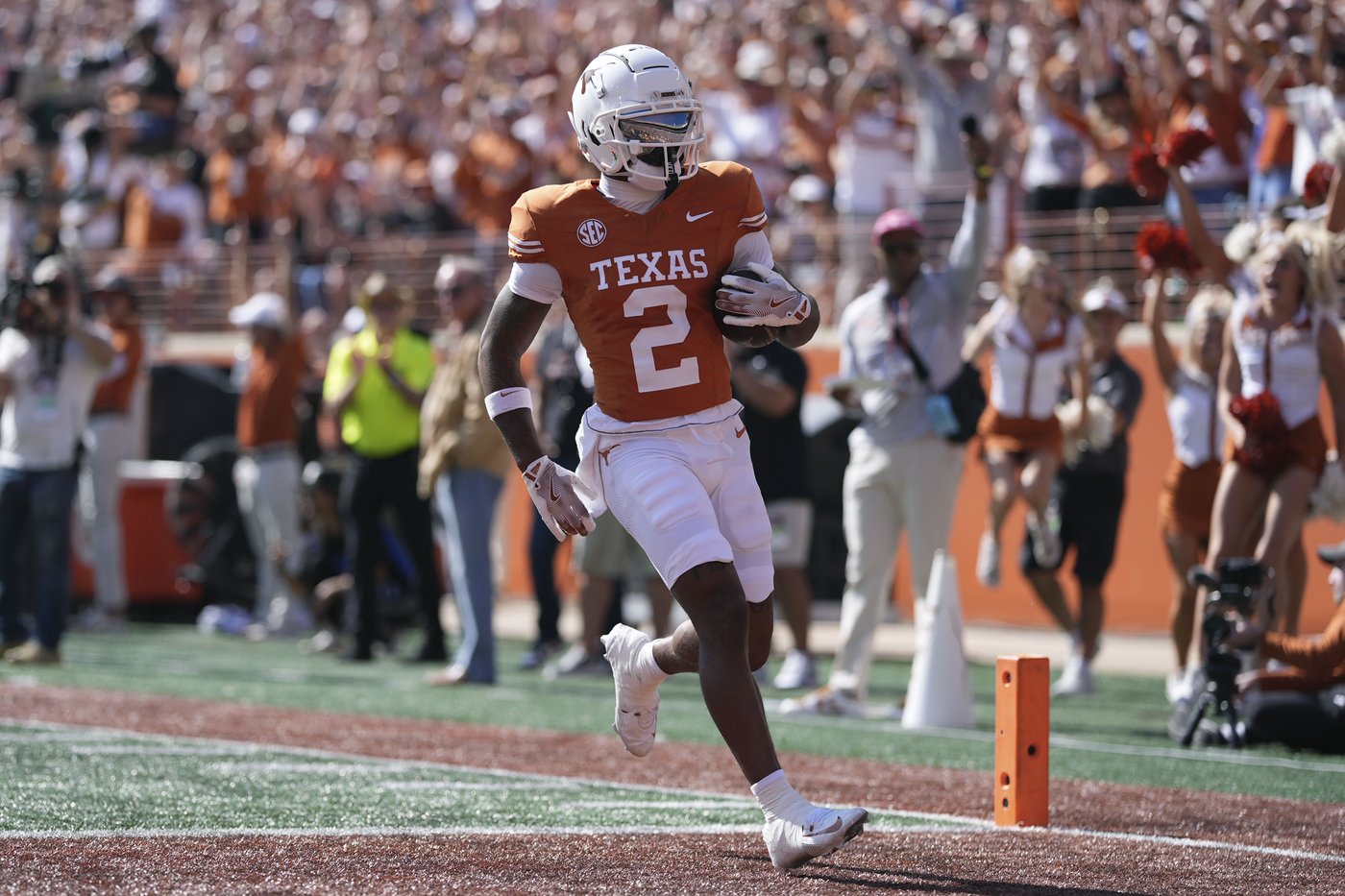 Ewers' 5 TD passes lead No. 5 Texas in 49-17 rout of struggling Florida | iNFOnews.ca