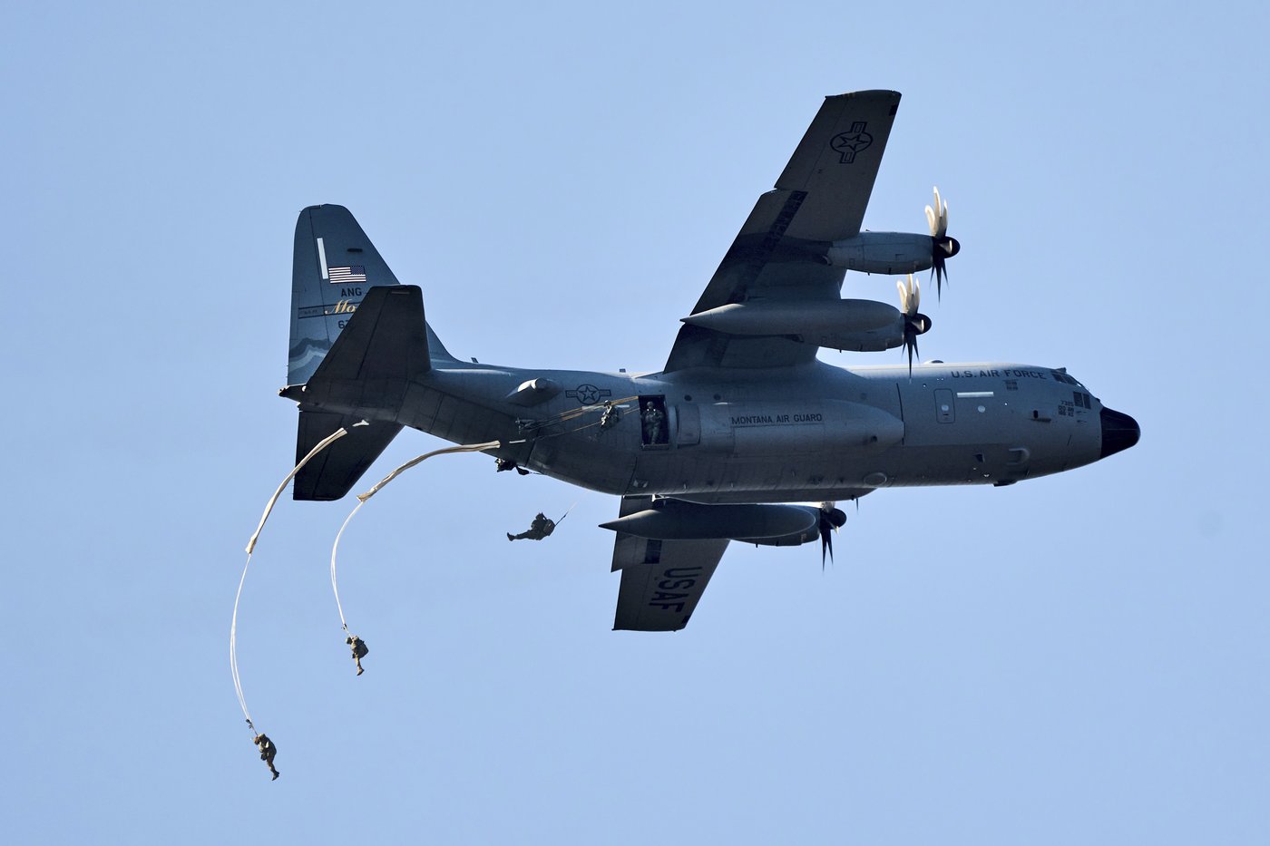 Hundreds of parachutists drop over Dutch heath to commemorate World War II operation | iNFOnews.ca Hundreds of parachutists drop over Dutch heath to commemorate World War II operation | iNFOnews.ca