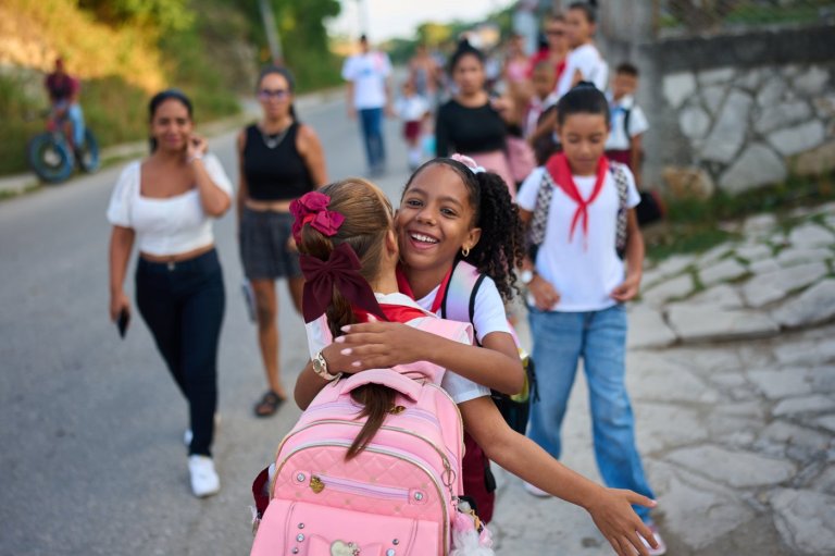 Photos of Cuban students returning to school as they face power and fuel shortages | iNFOnews.ca