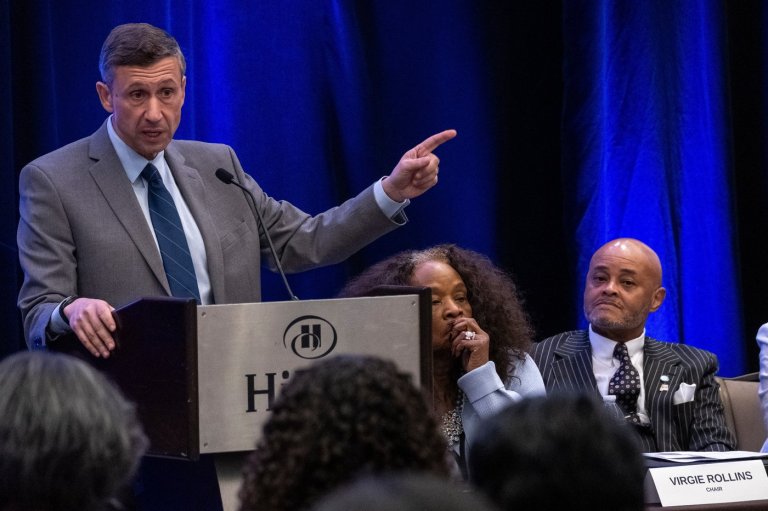 Democrats disagree over abolishing or reforming ICE at DNC meeting | iNFOnews.ca