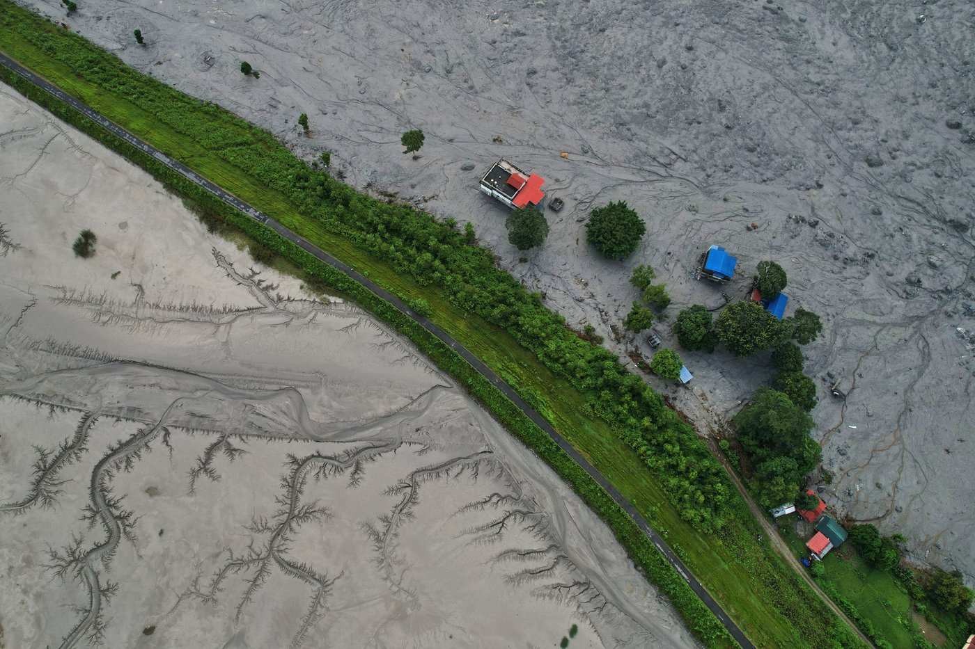 Hundreds of workers feared stuck in hydropower tunnels as Nepal flood deaths cross 900 | iNFOnews.ca Hundreds of workers feared stuck in hydropower tunnels as Nepal flood deaths cross 900 | iNFOnews.ca