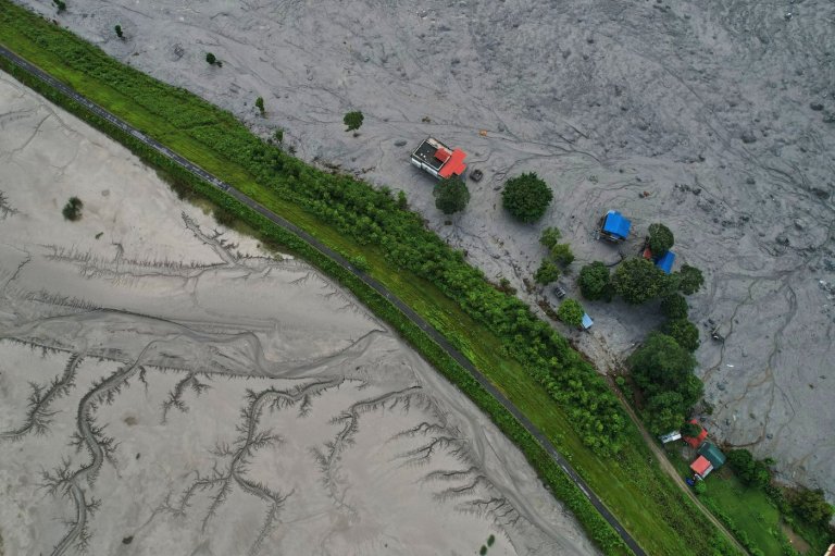 Rescue efforts intensify after Nepal-Tibet flooding as deaths climb past 900 | iNFOnews.ca