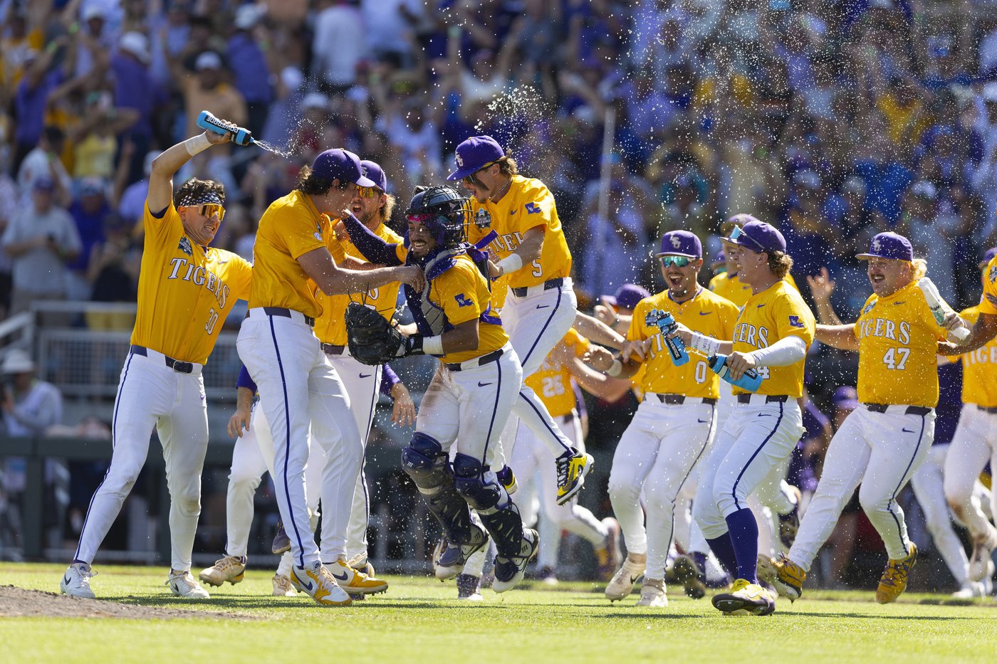 LSU sweeps Coastal Carolina in CWS finals for its 2nd national title in 3 years and 8th overall | iNFOnews.ca