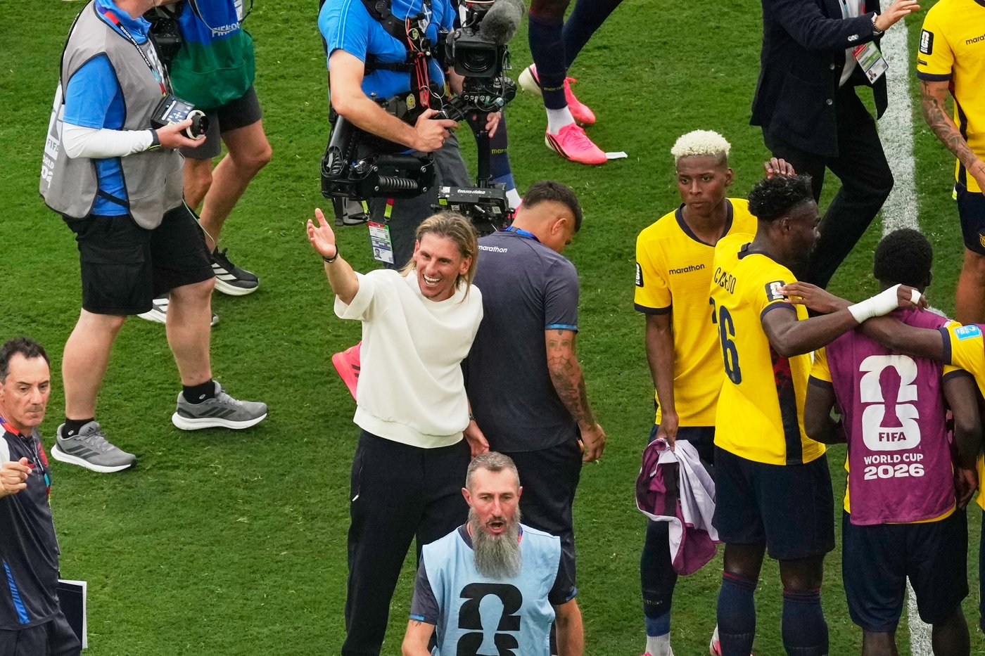 Ecuador coach Sebastián Beccacece shares an emotional moment with his family at the World Cup | iNFOnews.ca Ecuador coach Sebastián Beccacece shares an emotional moment with his family at the World Cup | iNFOnews.ca