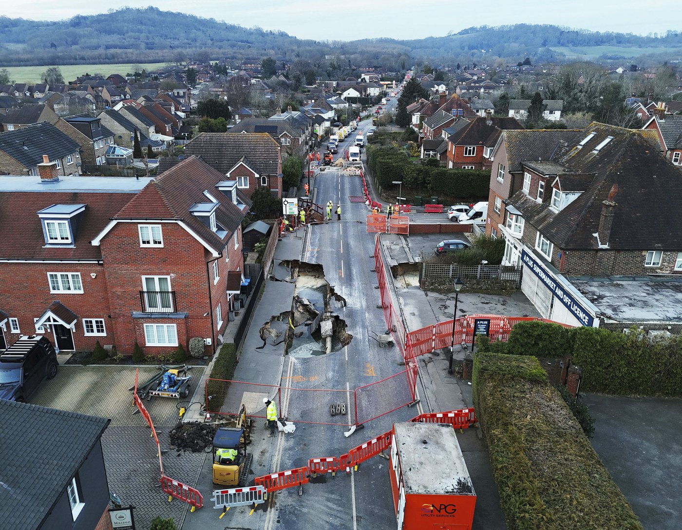 Sinkhole opens up on the main street of an English village | iNFOnews.ca Sinkhole opens up on the main street of an English village | iNFOnews.ca