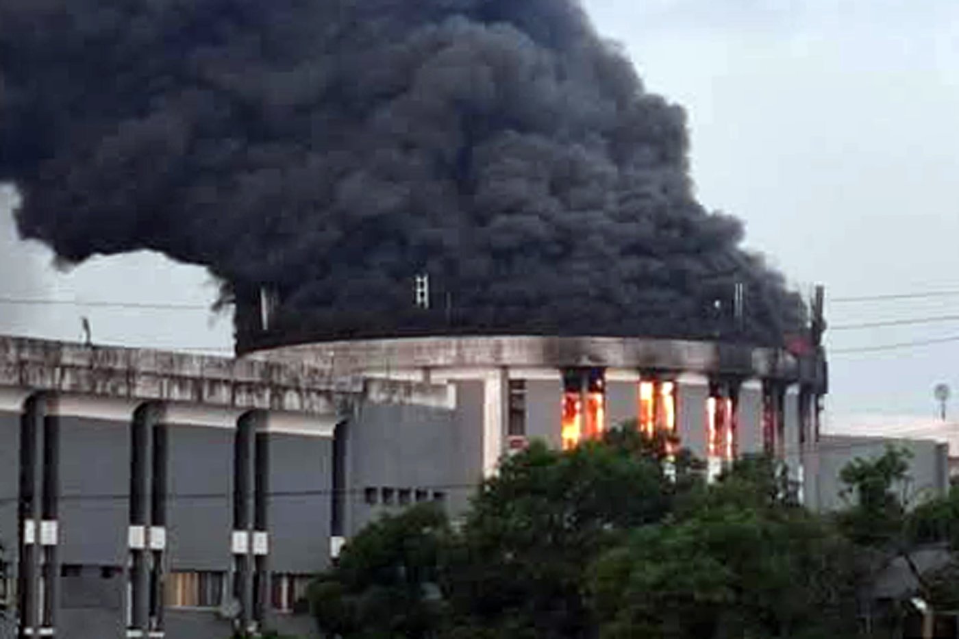 Liberia's parliament building catches fire as anti-government protests enter a second day | iNFOnews.ca Liberia's parliament building catches fire as anti-government protests enter a second day | iNFOnews.ca