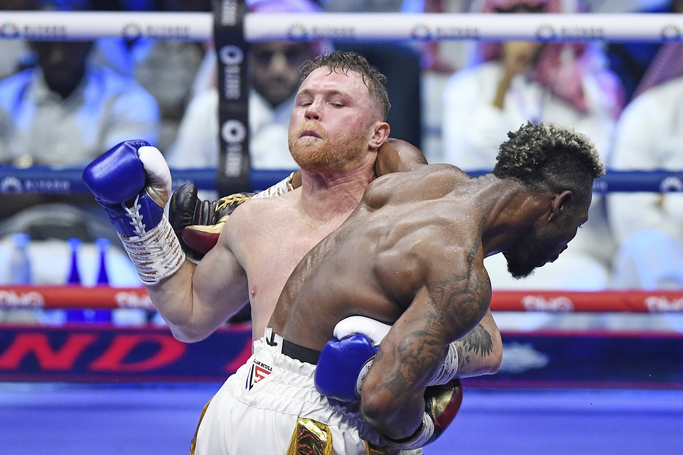 Canelo Alvarez beats Scull to become undisputed champion again, sets a date for Crawford | iNFOnews.ca