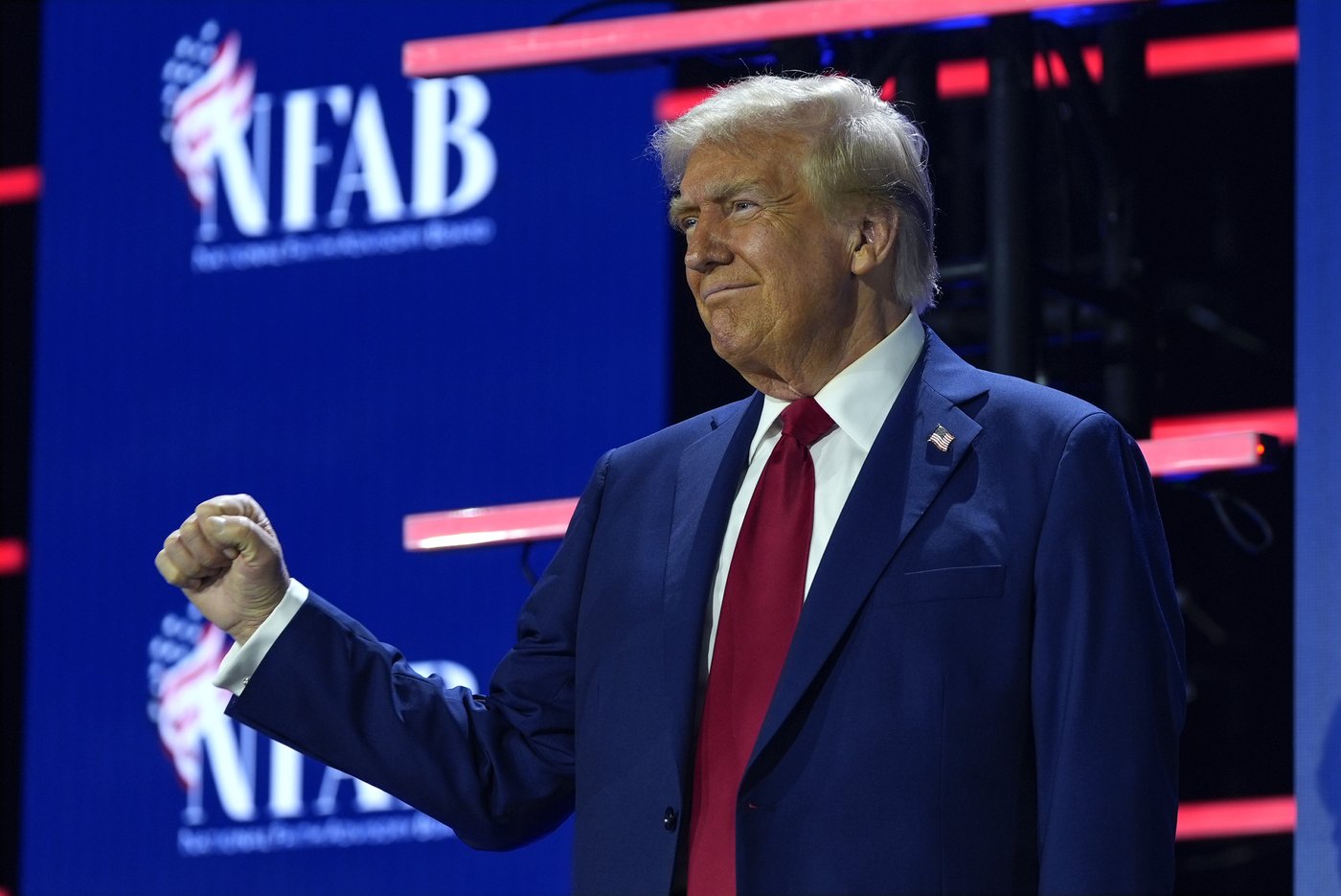 Democrats escalate attacks on Trump after comedian calls Puerto Rico 'floating island of garbage' | iNFOnews.ca