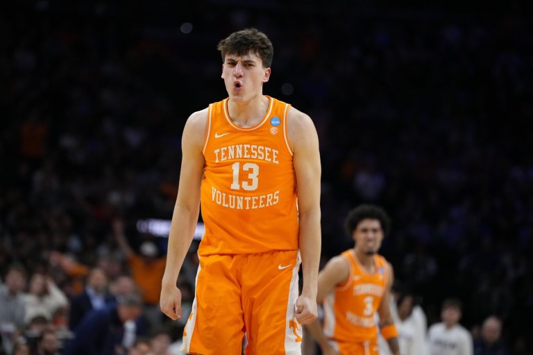 Well, it was fun while it lasted. No perfect men's March Madness brackets left after Tennessee win | iNFOnews.ca