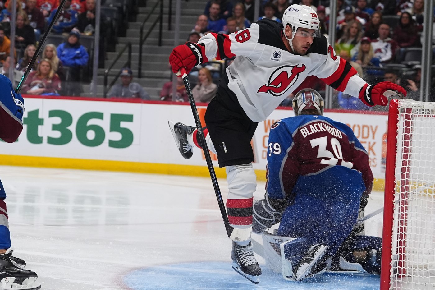 Kadri, Kelly score in 1:02 span early in 3rd in Avalanche's 5-2 win over Devils | iNFOnews.ca
