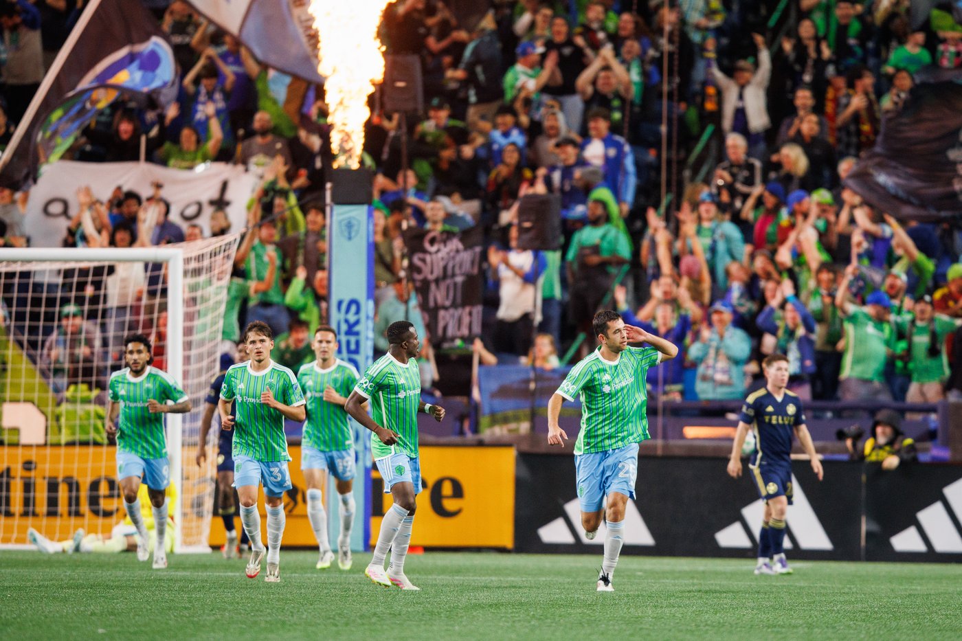 Sounders clinch playoff berth after battling Whitecaps to 2-2 draw | iNFOnews.ca